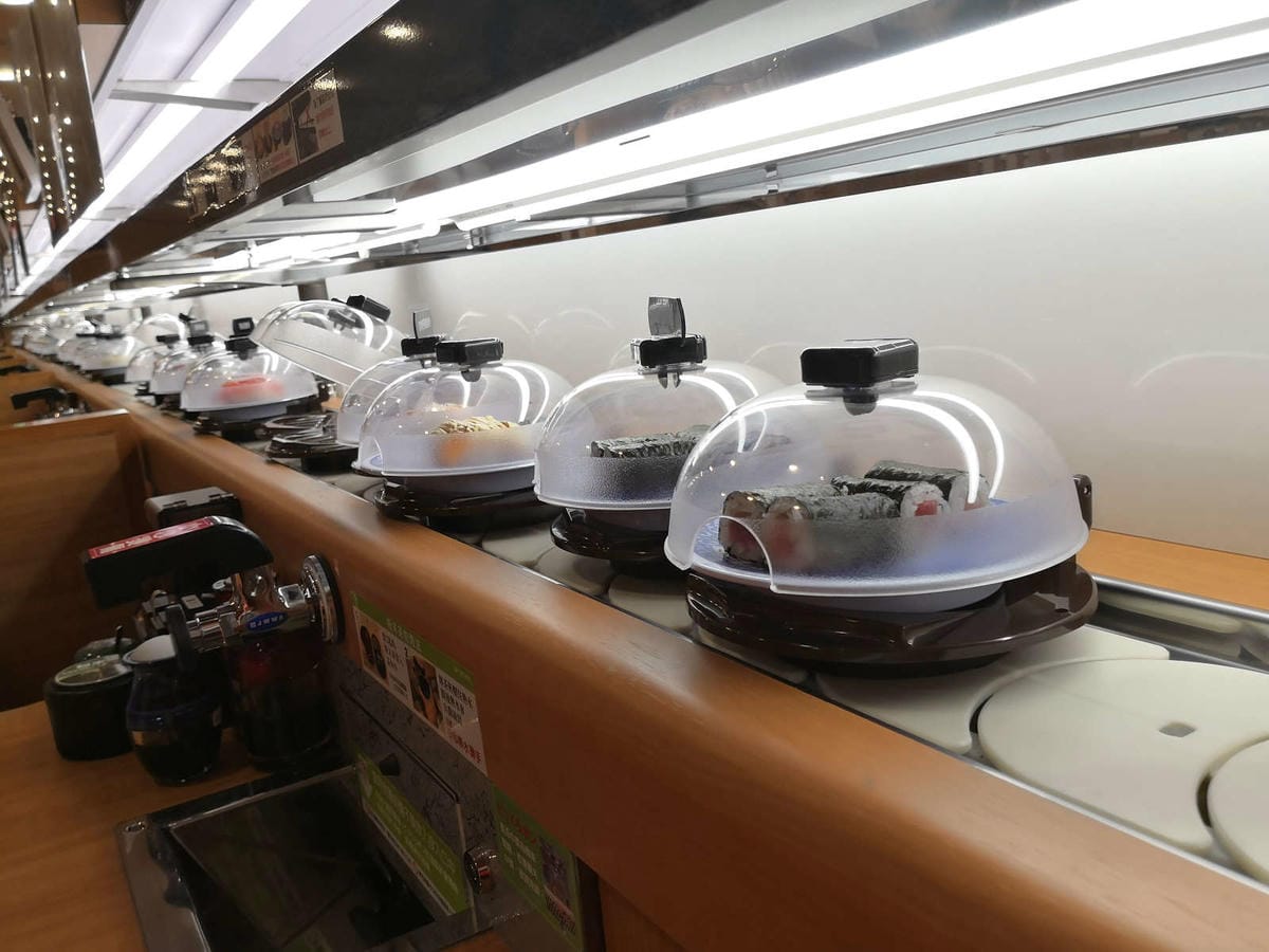 【食。永和】くら寿司 藏壽司 永和比漾店〜來自日本大阪的迴轉壽司插旗永和！壽司種類多到選擇障礙，吃滿五盤抽扭蛋試手氣，好吃又好玩！