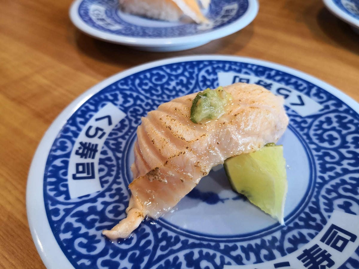 【食。永和】くら寿司 藏壽司 永和比漾店〜來自日本大阪的迴轉壽司插旗永和！壽司種類多到選擇障礙，吃滿五盤抽扭蛋試手氣，好吃又好玩！