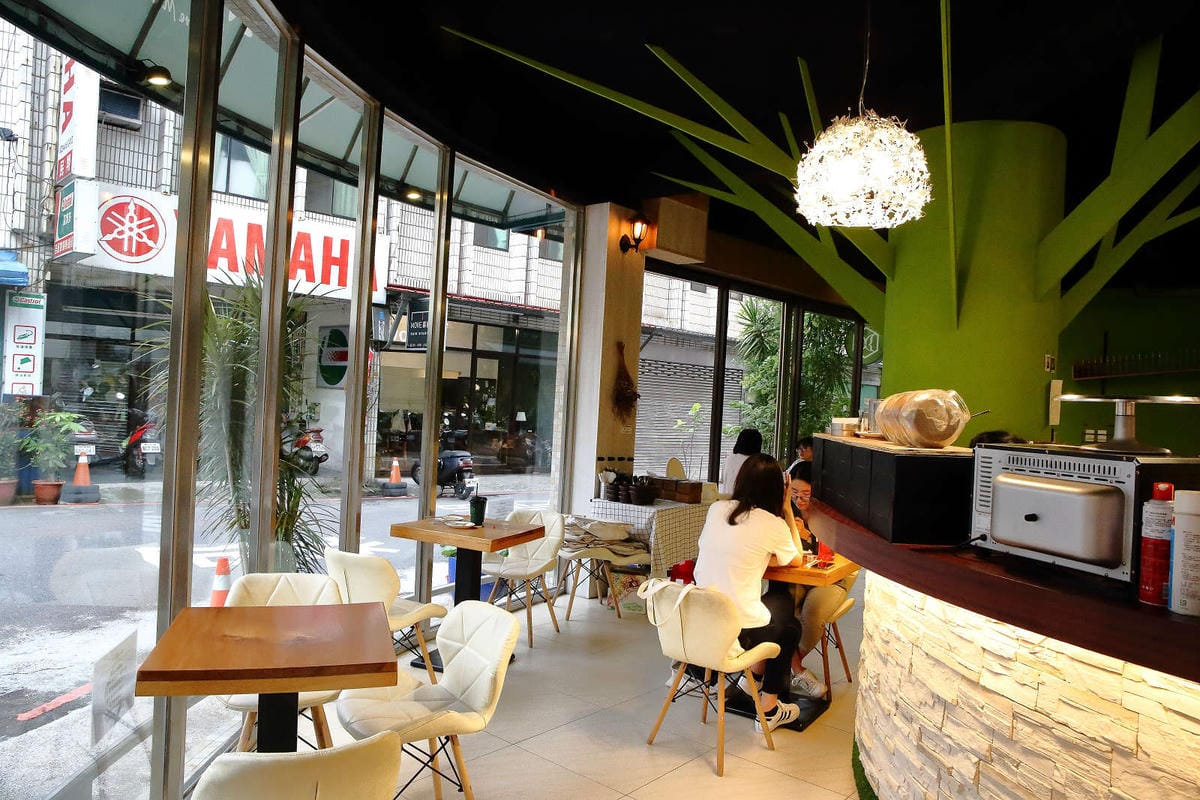 【食。中壢】MOFA 魔法氛子〜會爆漿的千層蛋糕，一刀劃下滿滿芋泥餡湧出，伴手禮、團購高CP值甜點！