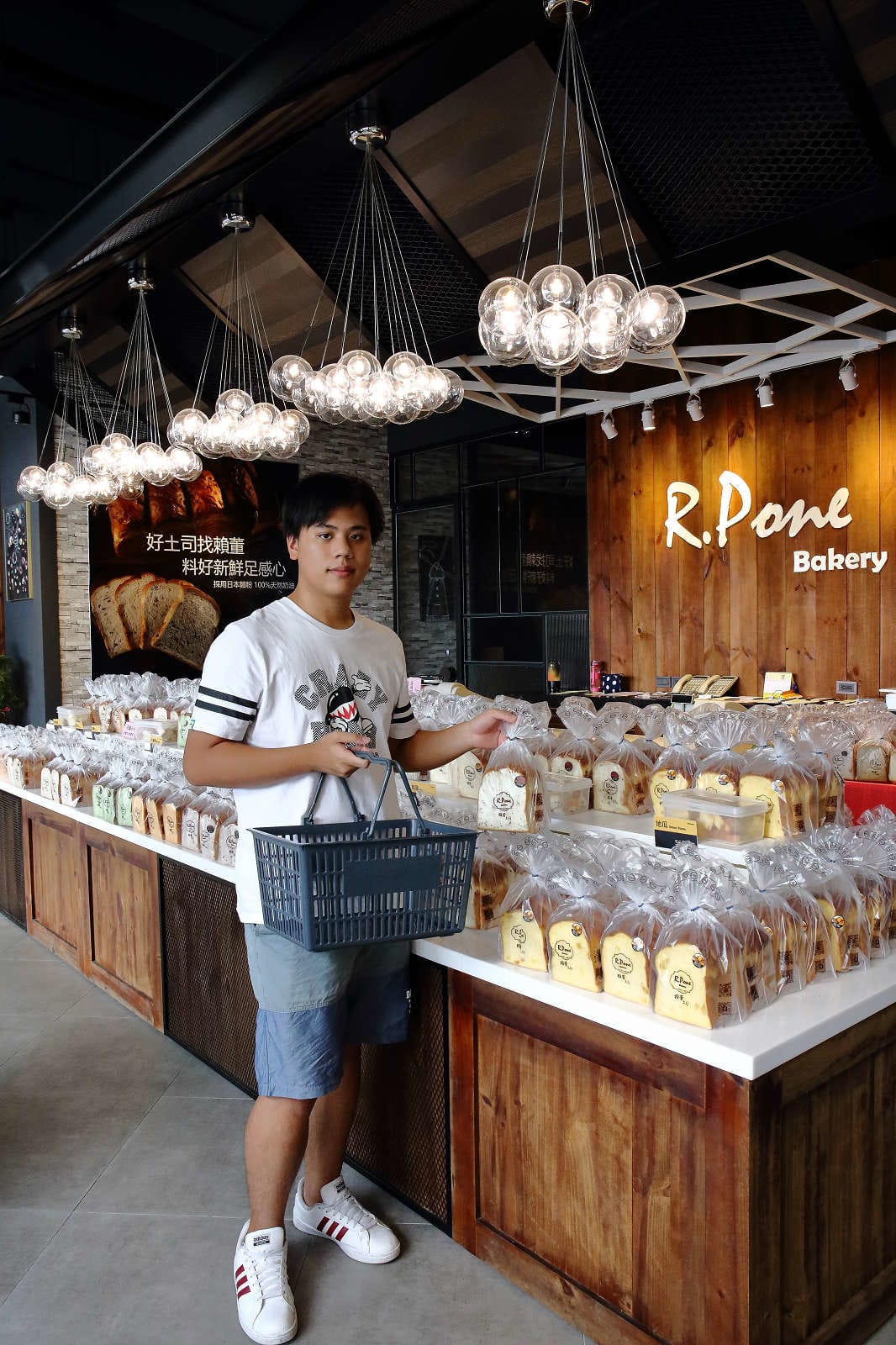 【食。三重】賴董土司〜三重好吃土司推薦！多種獨家口味特色吐司，多達13種吐司任你挑，無添加、鬆軟好吃