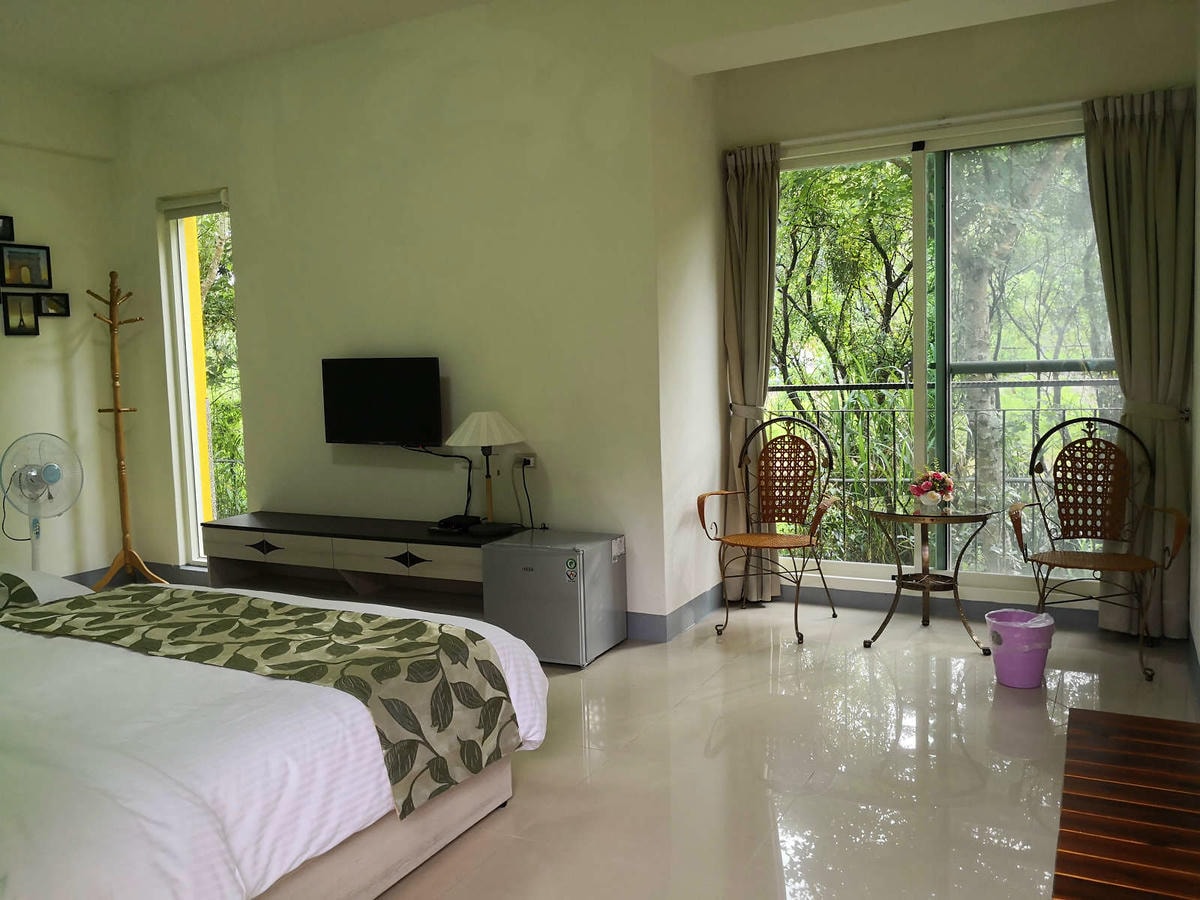 【宿。苗栗】南庄 麥克尼景觀莊園〜帶著毛小孩去旅行,這個夏天衝一波吧!大草皮、寵物游泳池、寵物餐,超棒的泳池寵物友善民宿推薦!