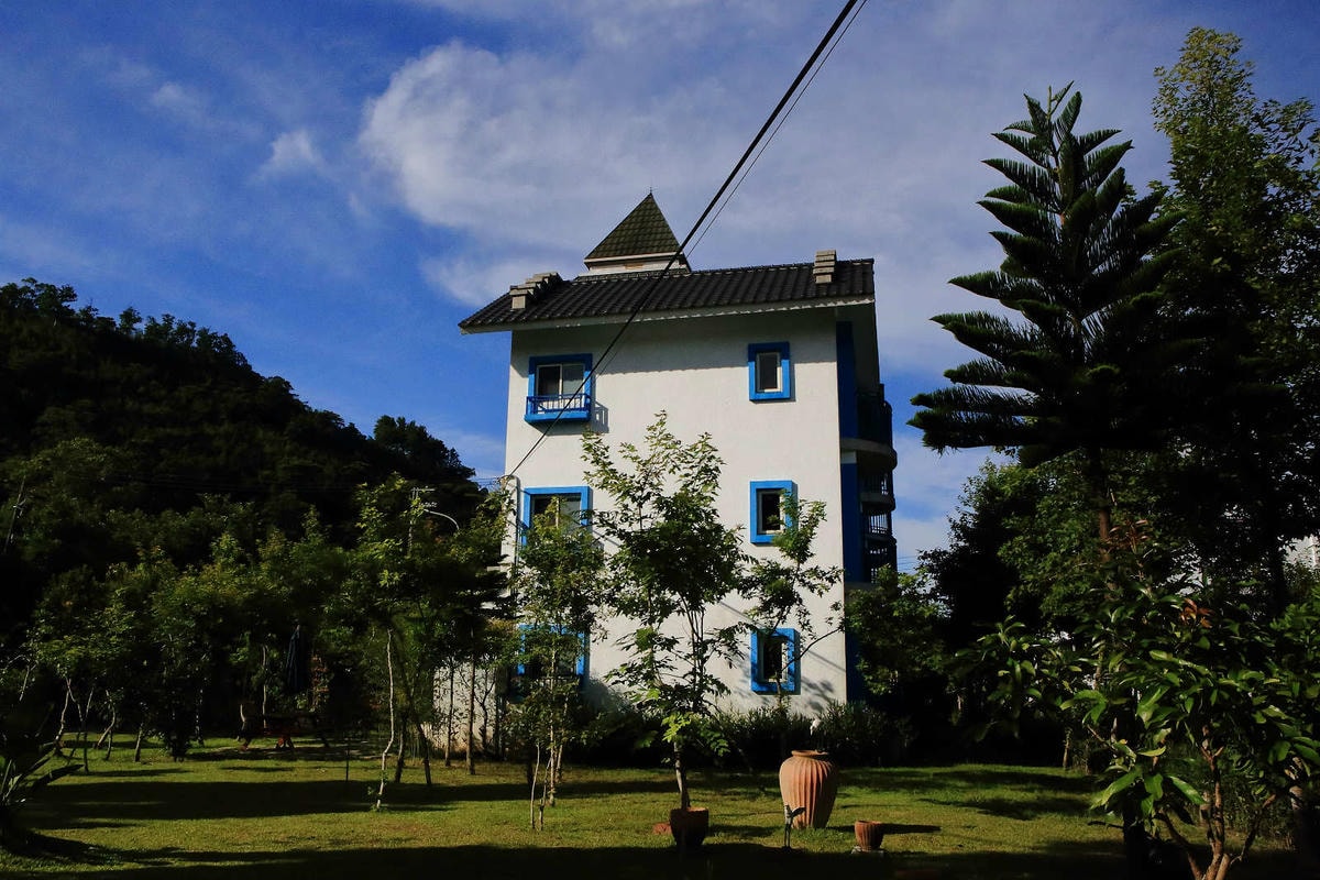 【宿。苗栗】南庄 麥克尼景觀莊園〜帶著毛小孩去旅行,這個夏天衝一波吧!大草皮、寵物游泳池、寵物餐,超棒的泳池寵物友善民宿推薦!
