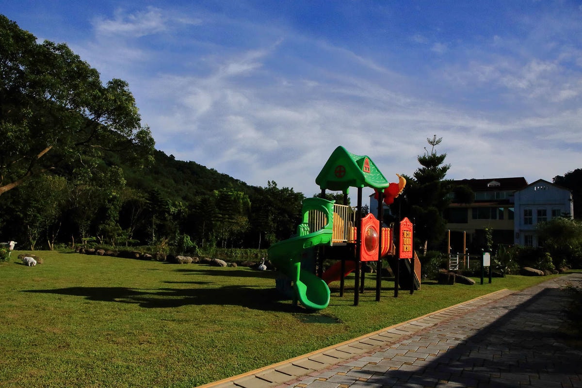【宿。苗栗】南庄 麥克尼景觀莊園〜帶著毛小孩去旅行,這個夏天衝一波吧!大草皮、寵物游泳池、寵物餐,超棒的泳池寵物友善民宿推薦!