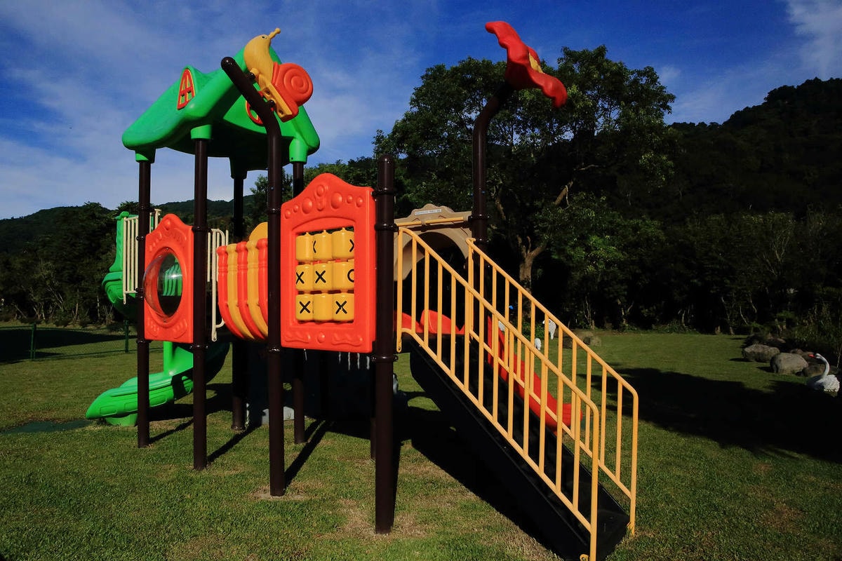 【宿。苗栗】南庄 麥克尼景觀莊園〜帶著毛小孩去旅行,這個夏天衝一波吧!大草皮、寵物游泳池、寵物餐,超棒的泳池寵物友善民宿推薦!