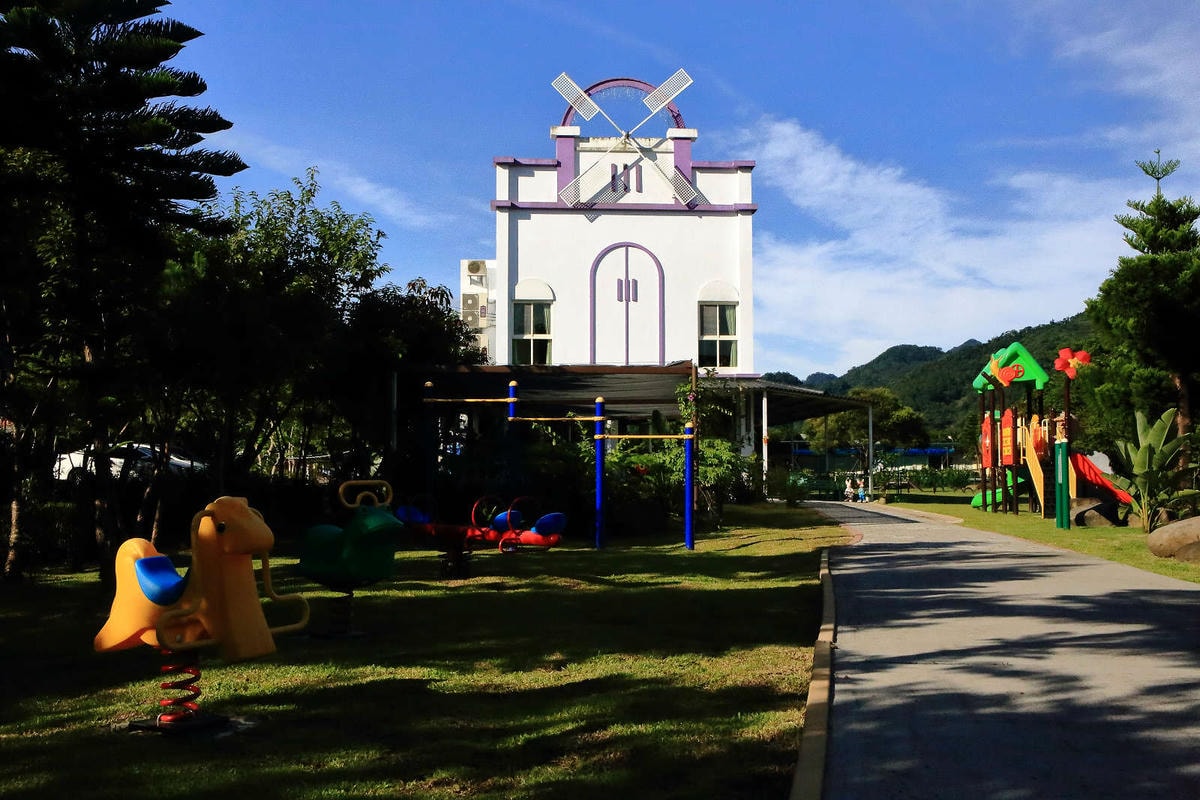 【宿。苗栗】南庄 麥克尼景觀莊園〜帶著毛小孩去旅行,這個夏天衝一波吧!大草皮、寵物游泳池、寵物餐,超棒的泳池寵物友善民宿推薦!