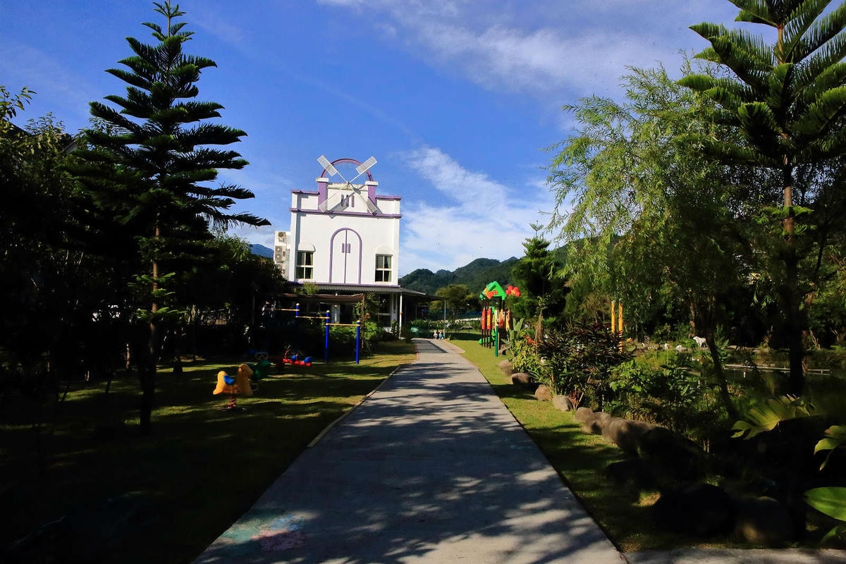 【宿。苗栗】南庄 麥克尼景觀莊園〜帶著毛小孩去旅行,這個夏天衝一波吧!大草皮、寵物游泳池、寵物餐,超棒的泳池寵物友善民宿推薦!