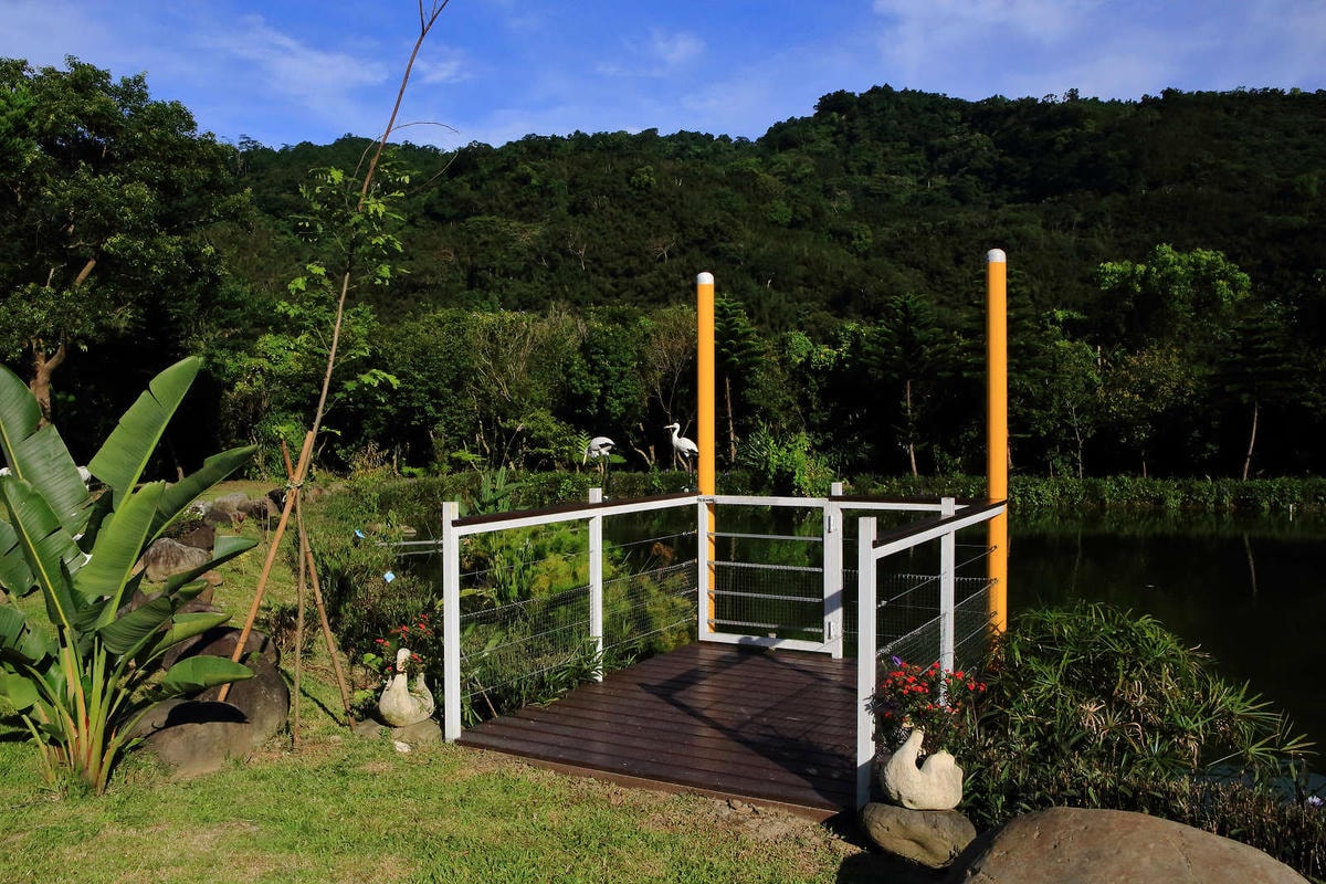 【宿。苗栗】南庄 麥克尼景觀莊園〜帶著毛小孩去旅行,這個夏天衝一波吧!大草皮、寵物游泳池、寵物餐,超棒的泳池寵物友善民宿推薦!