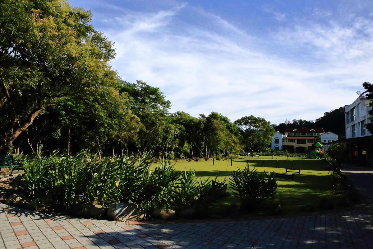 【宿。苗栗】南庄 麥克尼景觀莊園〜帶著毛小孩去旅行,這個夏天衝一波吧!大草皮、寵物游泳池、寵物餐,超棒的泳池寵物友善民宿推薦!