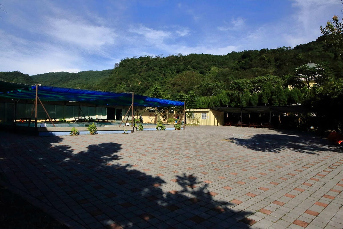 【宿。苗栗】南庄 麥克尼景觀莊園〜帶著毛小孩去旅行,這個夏天衝一波吧!大草皮、寵物游泳池、寵物餐,超棒的泳池寵物友善民宿推薦!