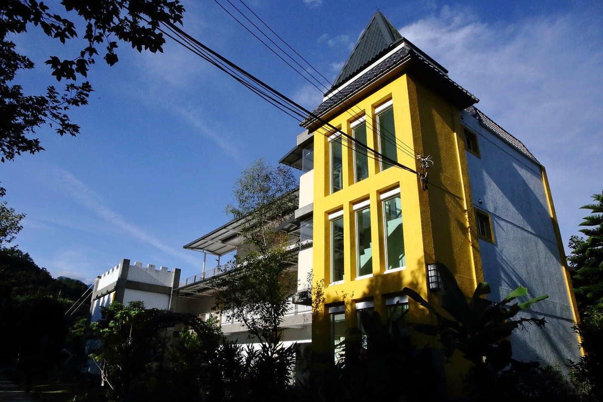 【宿。苗栗】南庄 麥克尼景觀莊園〜帶著毛小孩去旅行,這個夏天衝一波吧!大草皮、寵物游泳池、寵物餐,超棒的泳池寵物友善民宿推薦!