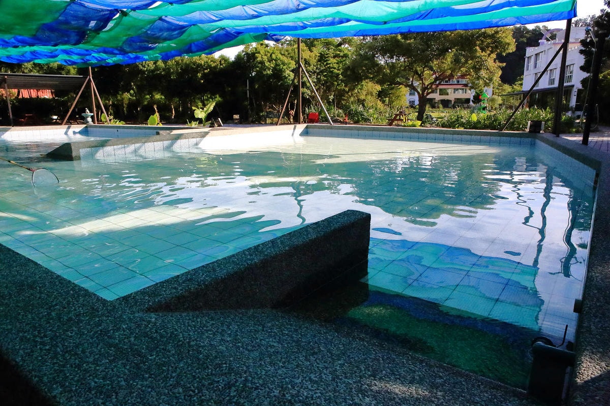 【宿。苗栗】南庄 麥克尼景觀莊園〜帶著毛小孩去旅行,這個夏天衝一波吧!大草皮、寵物游泳池、寵物餐,超棒的泳池寵物友善民宿推薦!