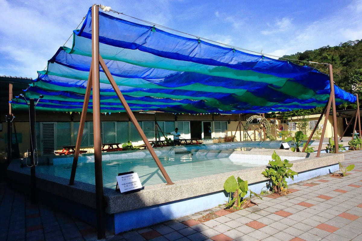 【宿。苗栗】南庄 麥克尼景觀莊園〜帶著毛小孩去旅行,這個夏天衝一波吧!大草皮、寵物游泳池、寵物餐,超棒的泳池寵物友善民宿推薦!