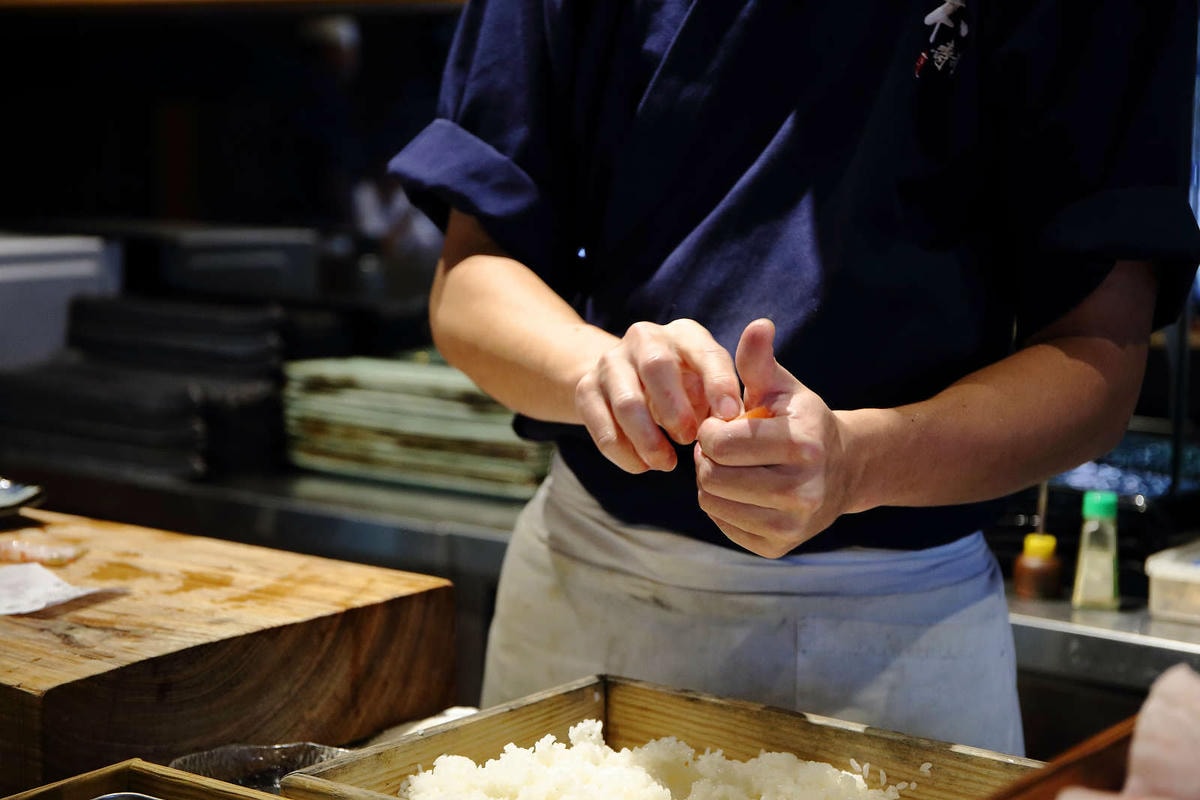 【食。台中】本壽司sushi stores〜台中日本料理推薦。職人手作好味道,平價享受新鮮海味,無菜單料理老饕最愛!(寵物友善餐廳)