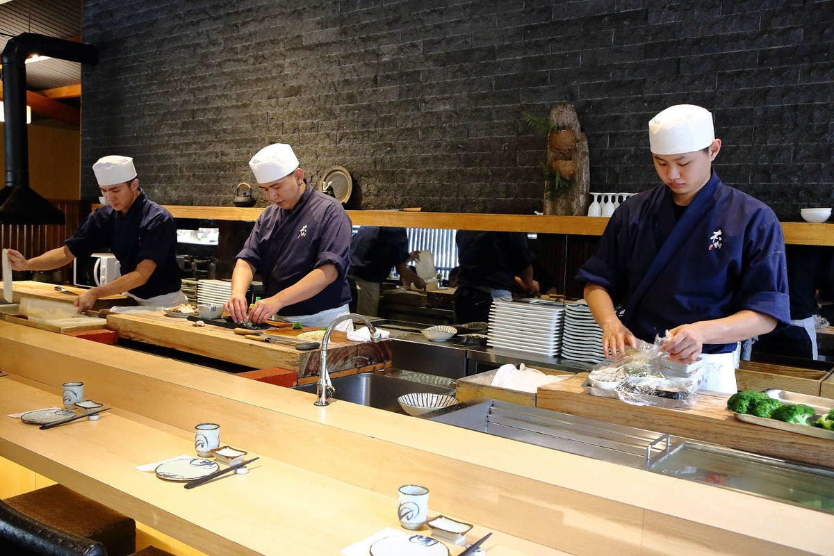 【食。台中】本壽司sushi stores〜台中日本料理推薦。職人手作好味道,平價享受新鮮海味,無菜單料理老饕最愛!(寵物友善餐廳)