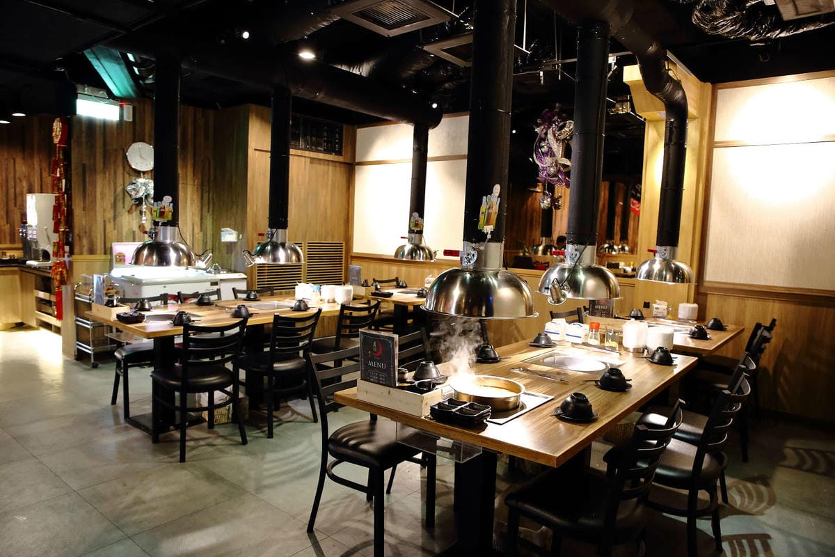 【食。基隆】月桂炭火燒肉〜基隆燒肉吃到飽推薦，安格斯牛、天使紅蝦、Häagen-Dazs吃到飽只要$536起，有正妹的桌邊服務唷