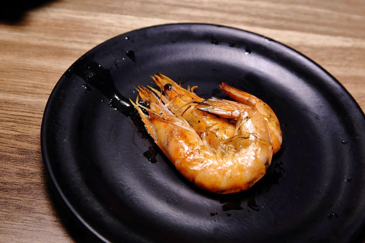 【食。基隆】月桂炭火燒肉〜基隆燒肉吃到飽推薦，安格斯牛、天使紅蝦、Häagen-Dazs吃到飽只要$536起，有正妹的桌邊服務唷