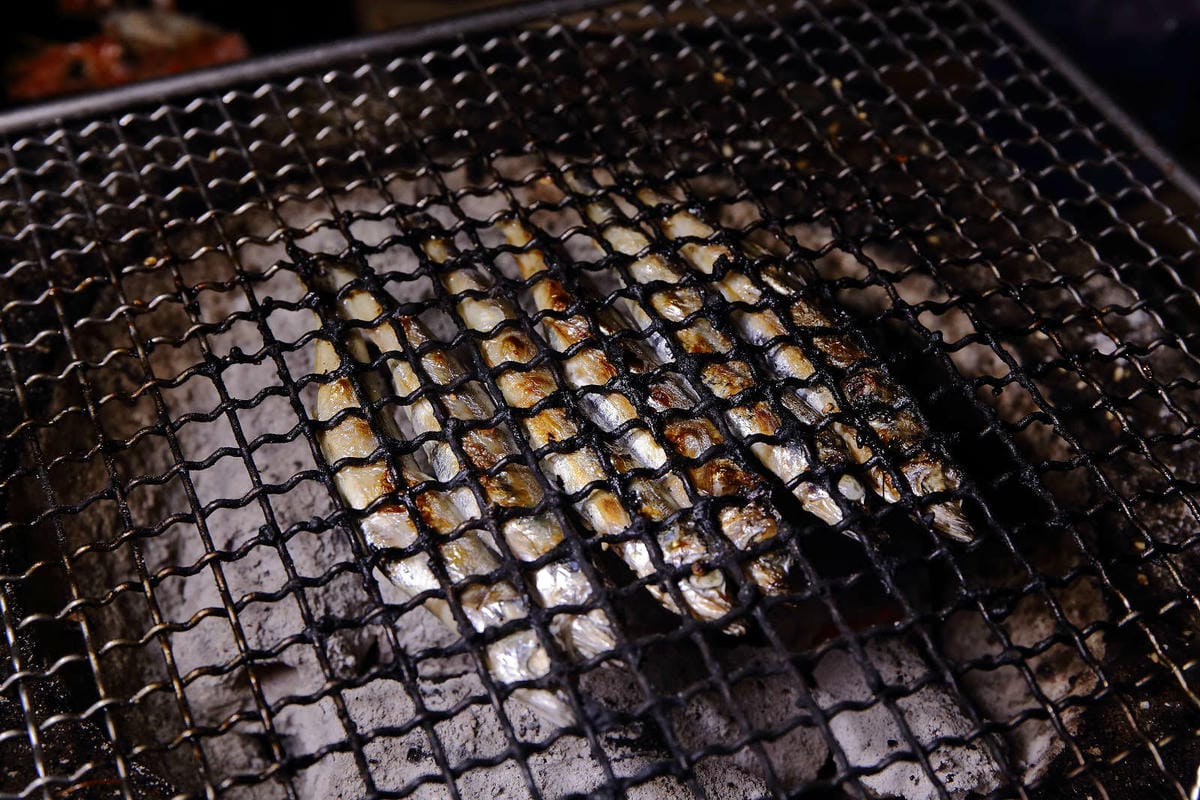 【食。基隆】月桂炭火燒肉〜基隆燒肉吃到飽推薦，安格斯牛、天使紅蝦、Häagen-Dazs吃到飽只要$536起，有正妹的桌邊服務唷