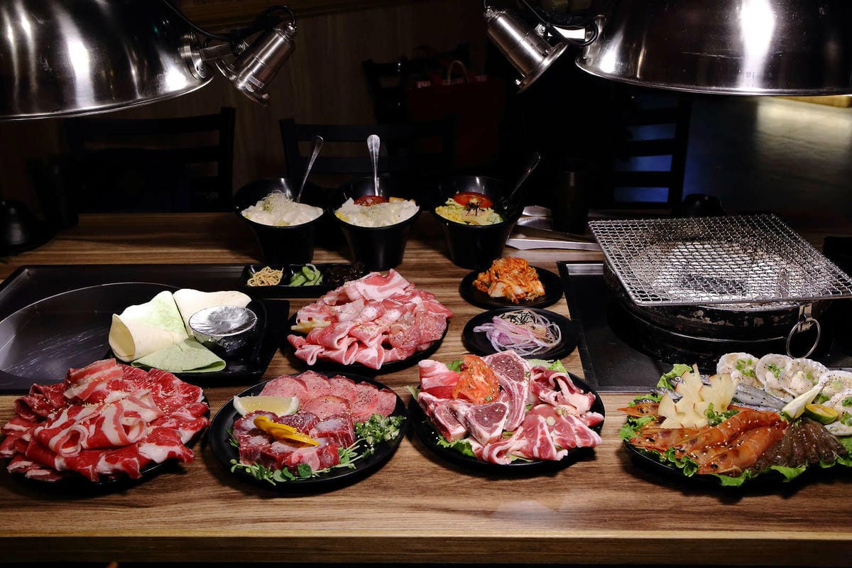 【食。基隆】月桂炭火燒肉〜基隆燒肉吃到飽推薦，安格斯牛、天使紅蝦、Häagen-Dazs吃到飽只要$536起，有正妹的桌邊服務唷