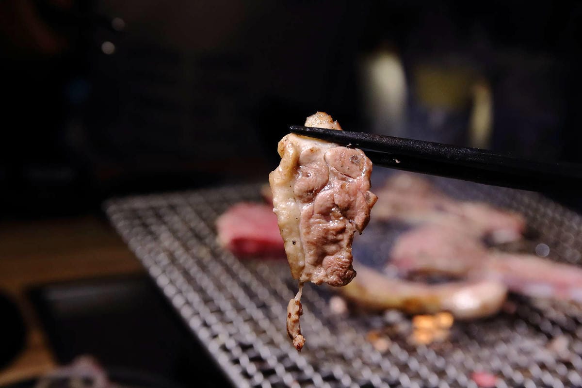 【食。基隆】月桂炭火燒肉〜基隆燒肉吃到飽推薦，安格斯牛、天使紅蝦、Häagen-Dazs吃到飽只要$536起，有正妹的桌邊服務唷