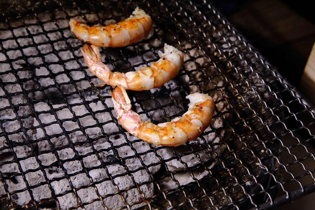 【食。基隆】月桂炭火燒肉〜基隆燒肉吃到飽推薦，安格斯牛、天使紅蝦、Häagen-Dazs吃到飽只要$536起，有正妹的桌邊服務唷