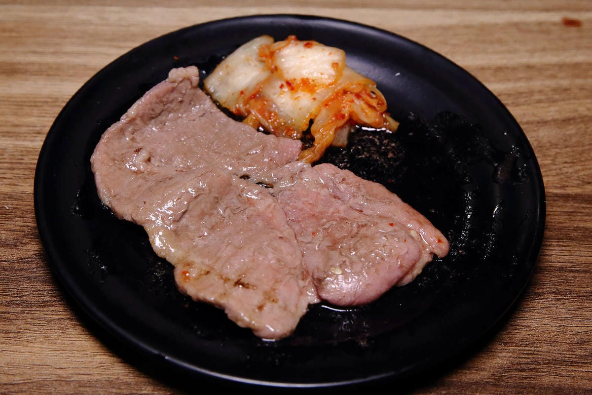 【食。基隆】月桂炭火燒肉〜基隆燒肉吃到飽推薦，安格斯牛、天使紅蝦、Häagen-Dazs吃到飽只要$536起，有正妹的桌邊服務唷