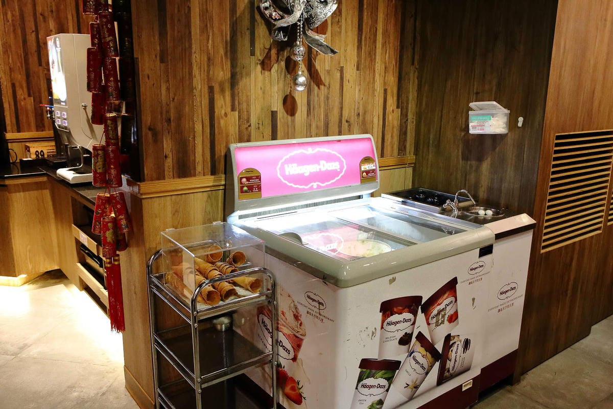 【食。基隆】月桂炭火燒肉〜基隆燒肉吃到飽推薦，安格斯牛、天使紅蝦、Häagen-Dazs吃到飽只要$536起，有正妹的桌邊服務唷