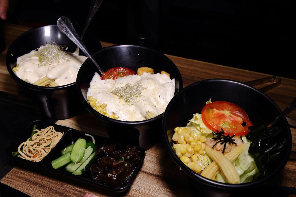 【食。基隆】月桂炭火燒肉〜基隆燒肉吃到飽推薦，安格斯牛、天使紅蝦、Häagen-Dazs吃到飽只要$536起，有正妹的桌邊服務唷