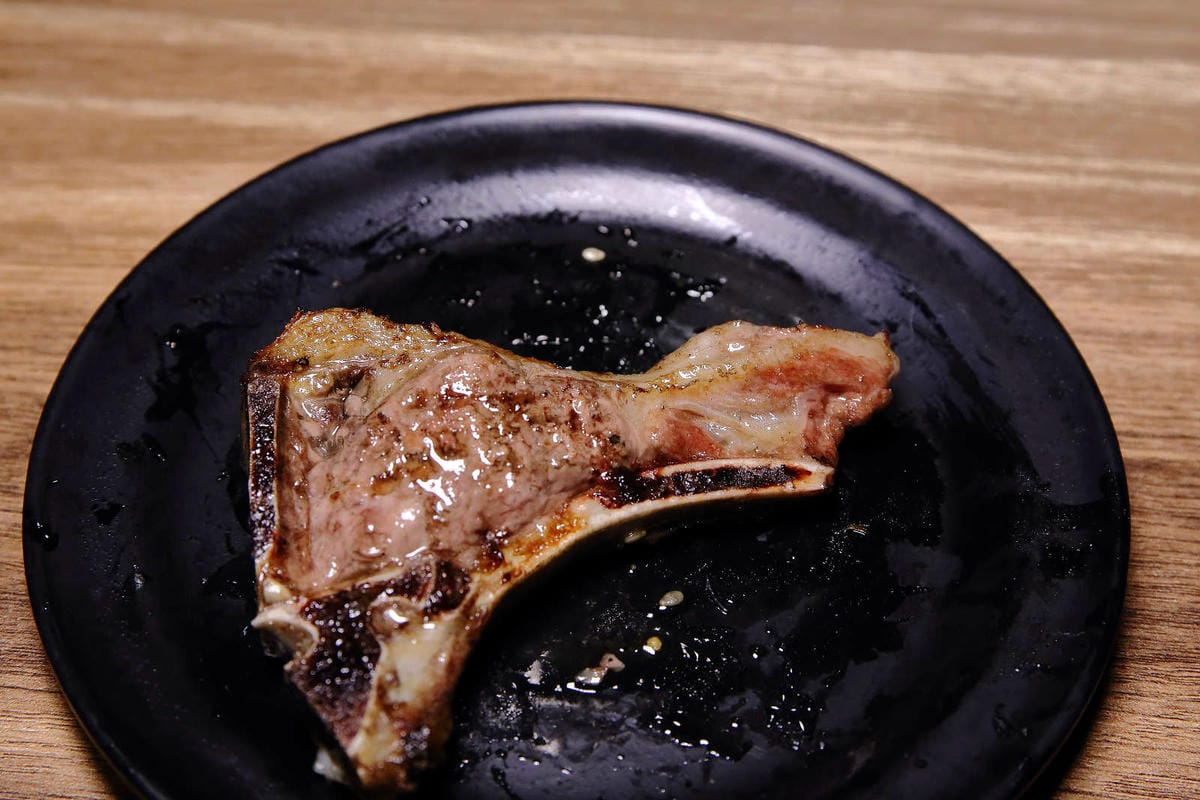 【食。基隆】月桂炭火燒肉〜基隆燒肉吃到飽推薦，安格斯牛、天使紅蝦、Häagen-Dazs吃到飽只要$536起，有正妹的桌邊服務唷