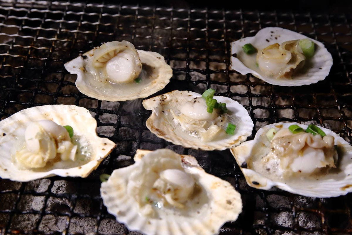 【食。基隆】月桂炭火燒肉〜基隆燒肉吃到飽推薦，安格斯牛、天使紅蝦、Häagen-Dazs吃到飽只要$536起，有正妹的桌邊服務唷
