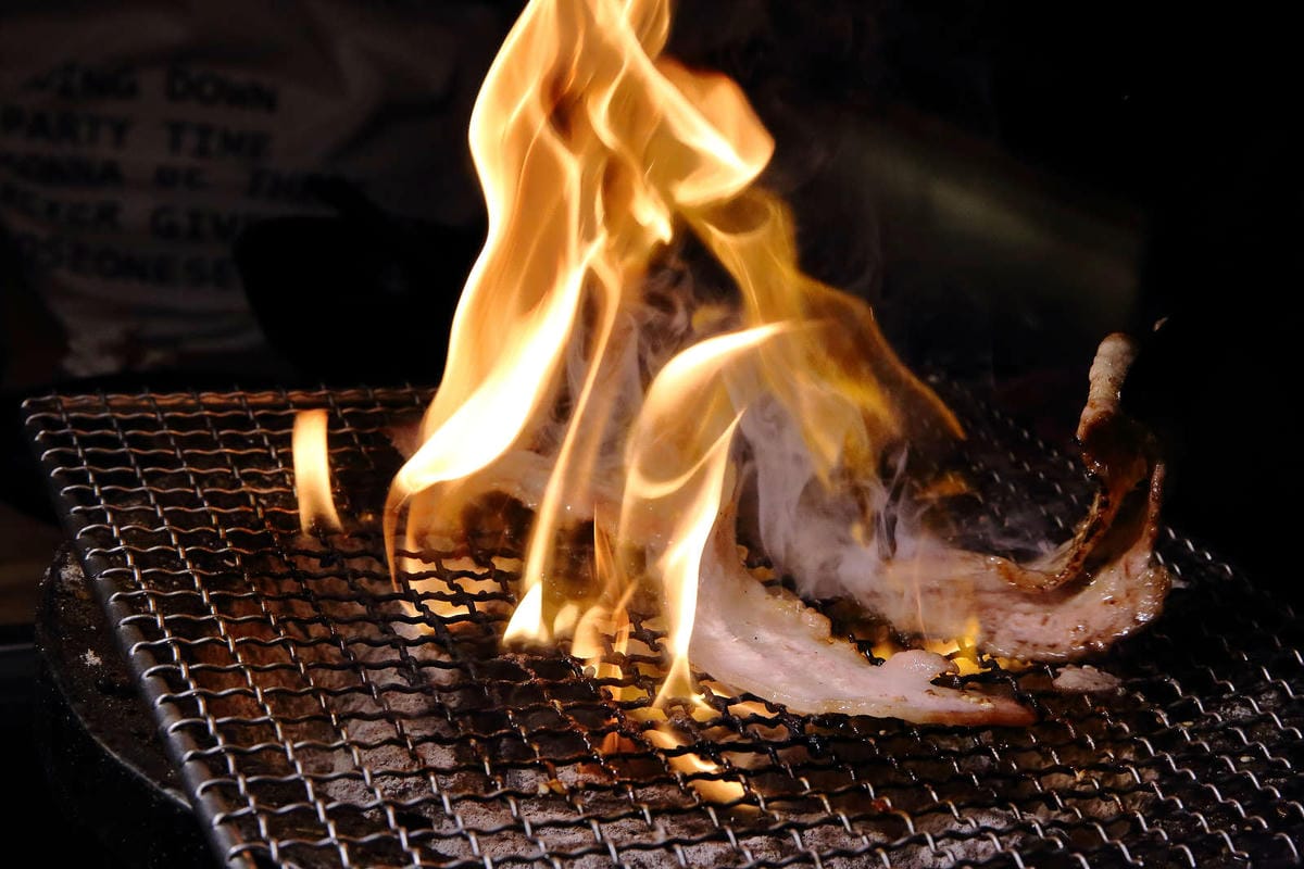 【食。基隆】月桂炭火燒肉〜基隆燒肉吃到飽推薦，安格斯牛、天使紅蝦、Häagen-Dazs吃到飽只要$536起，有正妹的桌邊服務唷