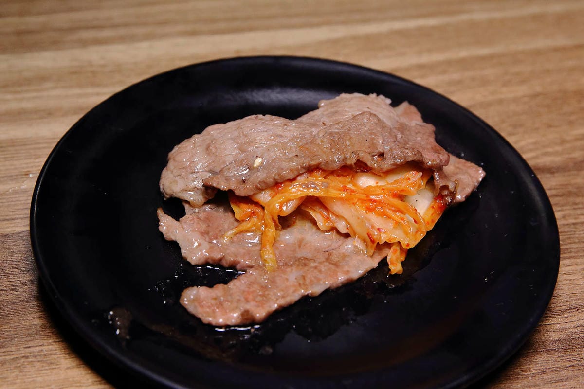 【食。基隆】月桂炭火燒肉〜基隆燒肉吃到飽推薦，安格斯牛、天使紅蝦、Häagen-Dazs吃到飽只要$536起，有正妹的桌邊服務唷