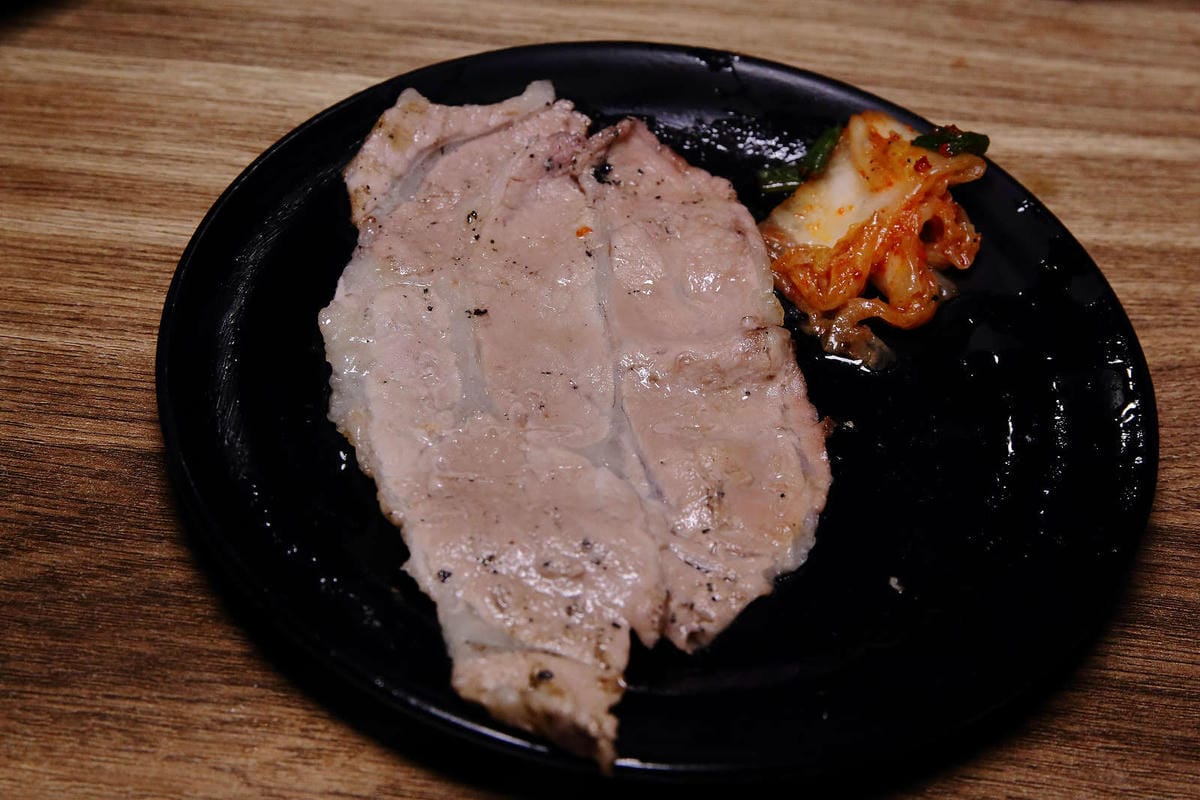 【食。基隆】月桂炭火燒肉〜基隆燒肉吃到飽推薦，安格斯牛、天使紅蝦、Häagen-Dazs吃到飽只要$536起，有正妹的桌邊服務唷