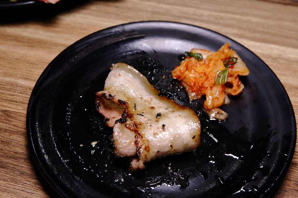 【食。基隆】月桂炭火燒肉〜基隆燒肉吃到飽推薦，安格斯牛、天使紅蝦、Häagen-Dazs吃到飽只要$536起，有正妹的桌邊服務唷