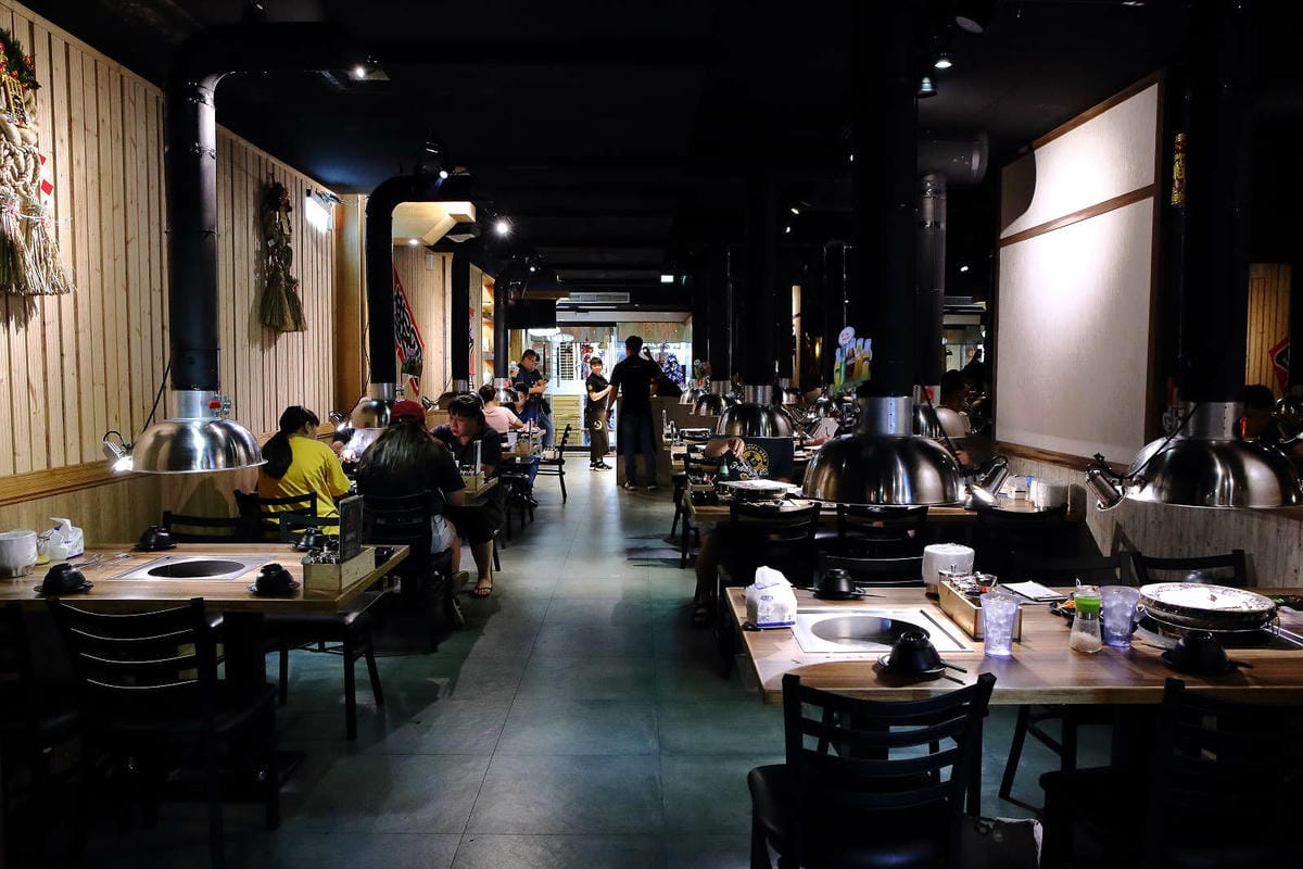 【食。基隆】月桂炭火燒肉〜基隆燒肉吃到飽推薦，安格斯牛、天使紅蝦、Häagen-Dazs吃到飽只要$536起，有正妹的桌邊服務唷