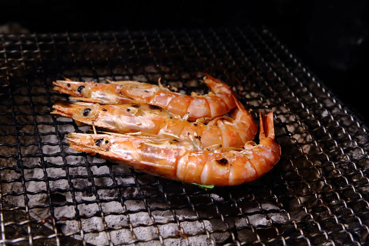 【食。基隆】月桂炭火燒肉〜基隆燒肉吃到飽推薦，安格斯牛、天使紅蝦、Häagen-Dazs吃到飽只要$536起，有正妹的桌邊服務唷