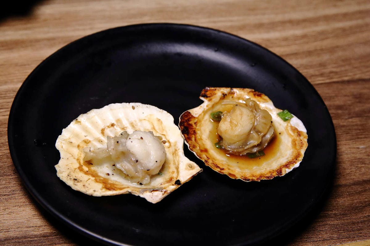 【食。基隆】月桂炭火燒肉〜基隆燒肉吃到飽推薦，安格斯牛、天使紅蝦、Häagen-Dazs吃到飽只要$536起，有正妹的桌邊服務唷