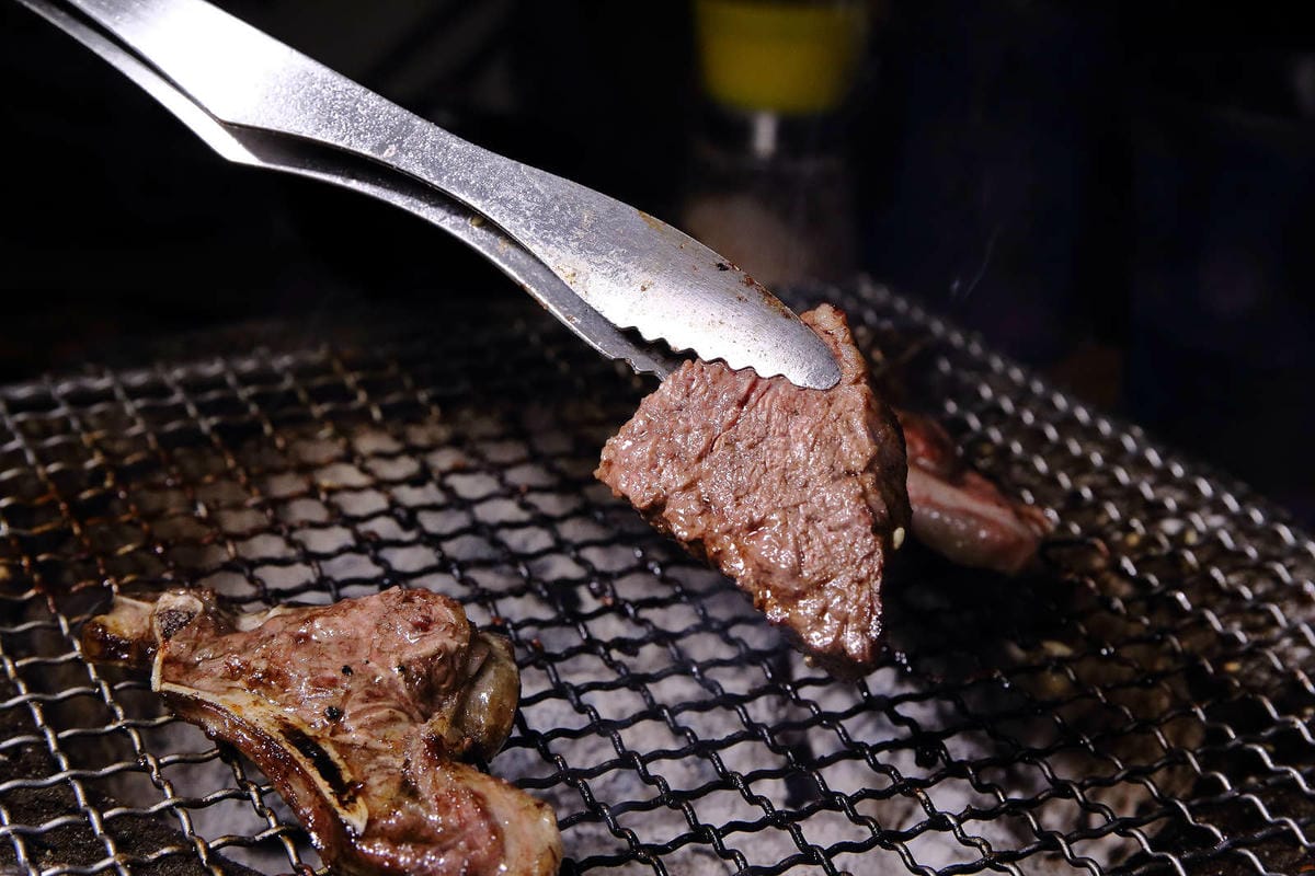 【食。基隆】月桂炭火燒肉〜基隆燒肉吃到飽推薦，安格斯牛、天使紅蝦、Häagen-Dazs吃到飽只要$536起，有正妹的桌邊服務唷