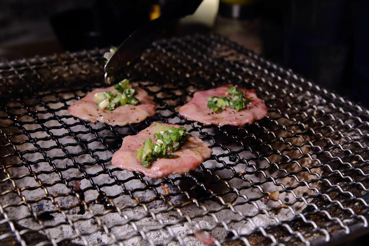【食。基隆】月桂炭火燒肉〜基隆燒肉吃到飽推薦，安格斯牛、天使紅蝦、Häagen-Dazs吃到飽只要$536起，有正妹的桌邊服務唷