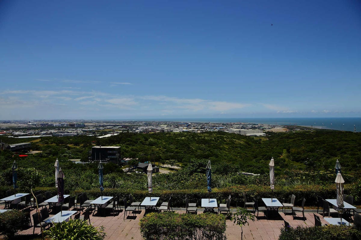 【遊。桃園】海灣星空咖啡館〜無敵海景、飛機起降、百萬夜景，氣氛棒透了，假日就要來這裡浪漫一下啦！