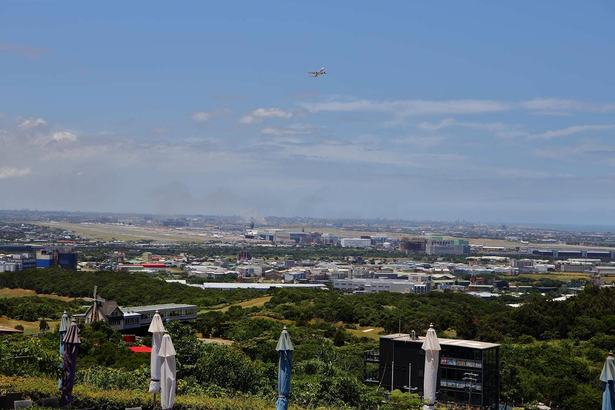 【遊。桃園】海灣星空咖啡館〜無敵海景、飛機起降、百萬夜景，氣氛棒透了，假日就要來這裡浪漫一下啦！
