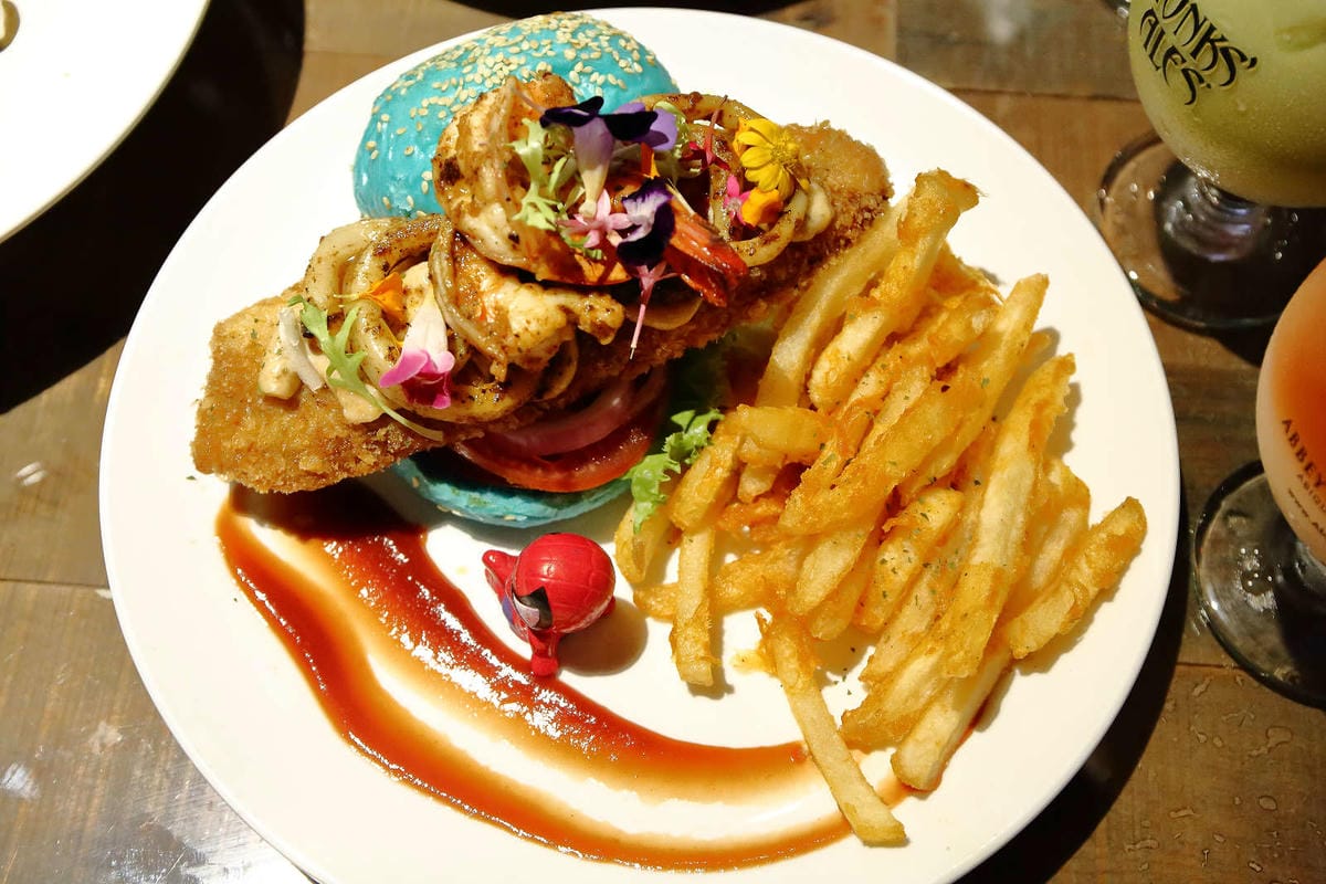 【食。台北】黑熊愛跳舞〜大安美式餐廳。食尚玩家介紹，一定要收藏，超浮誇視覺系人氣美食！(寵物友善)