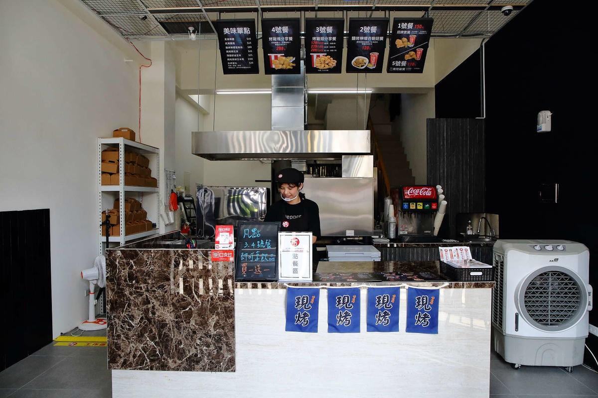 【食。林口】夯立方炙烤雞腿速食店〜國民美食新發現!鮮嫩多汁的獨門義式烤雞,每天採買新鮮雞肉現點現烤,爆漿不吃不可!