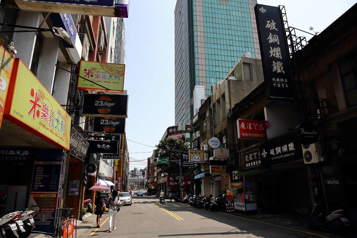 【遊。中壢】中壢站前中平商圈〜中壢最好吃、最好逛、最好買的中平商圈,城市散步帶你住進時光隧道