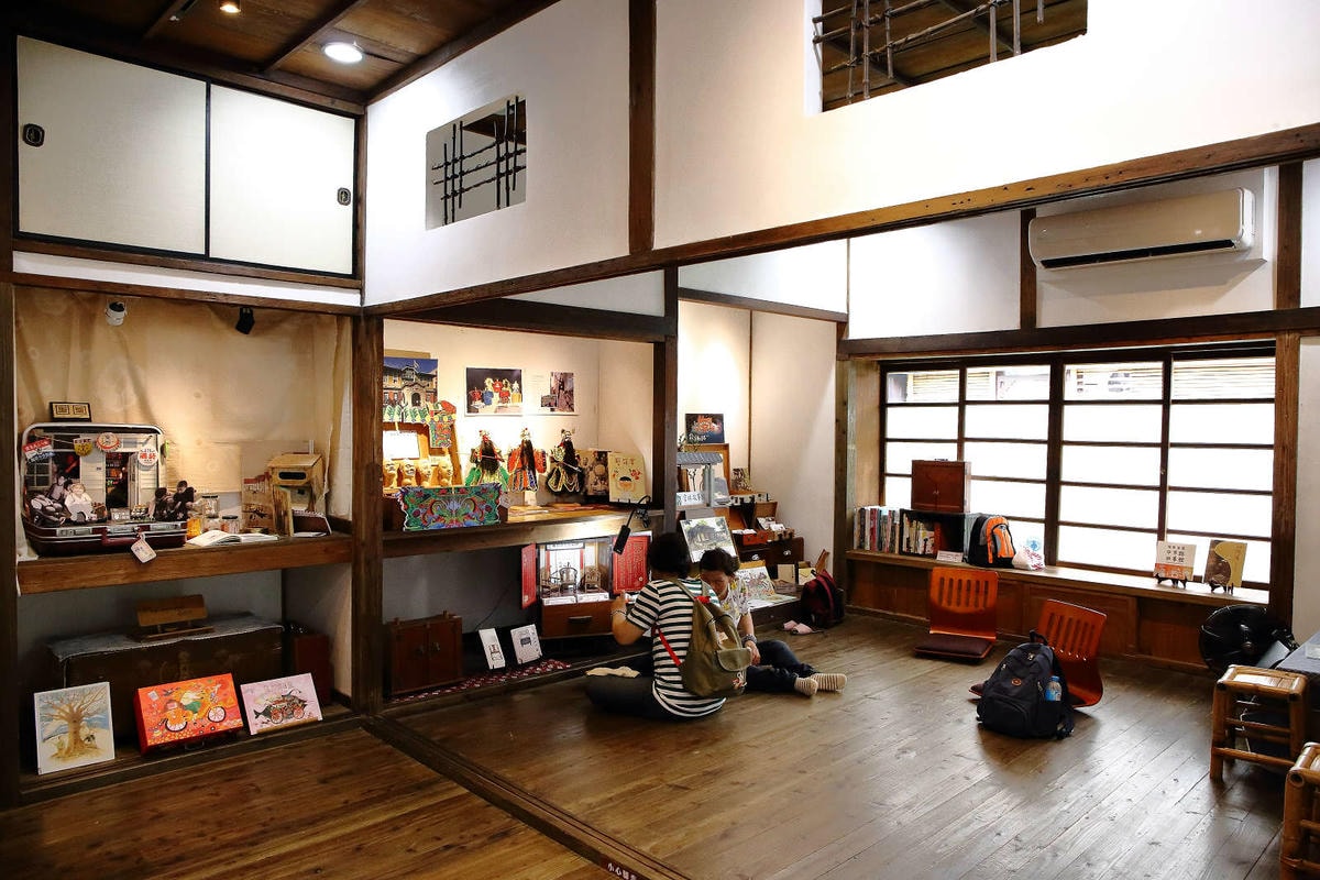 【遊。中壢】中壢站前中平商圈〜中壢最好吃、最好逛、最好買的中平商圈,城市散步帶你住進時光隧道