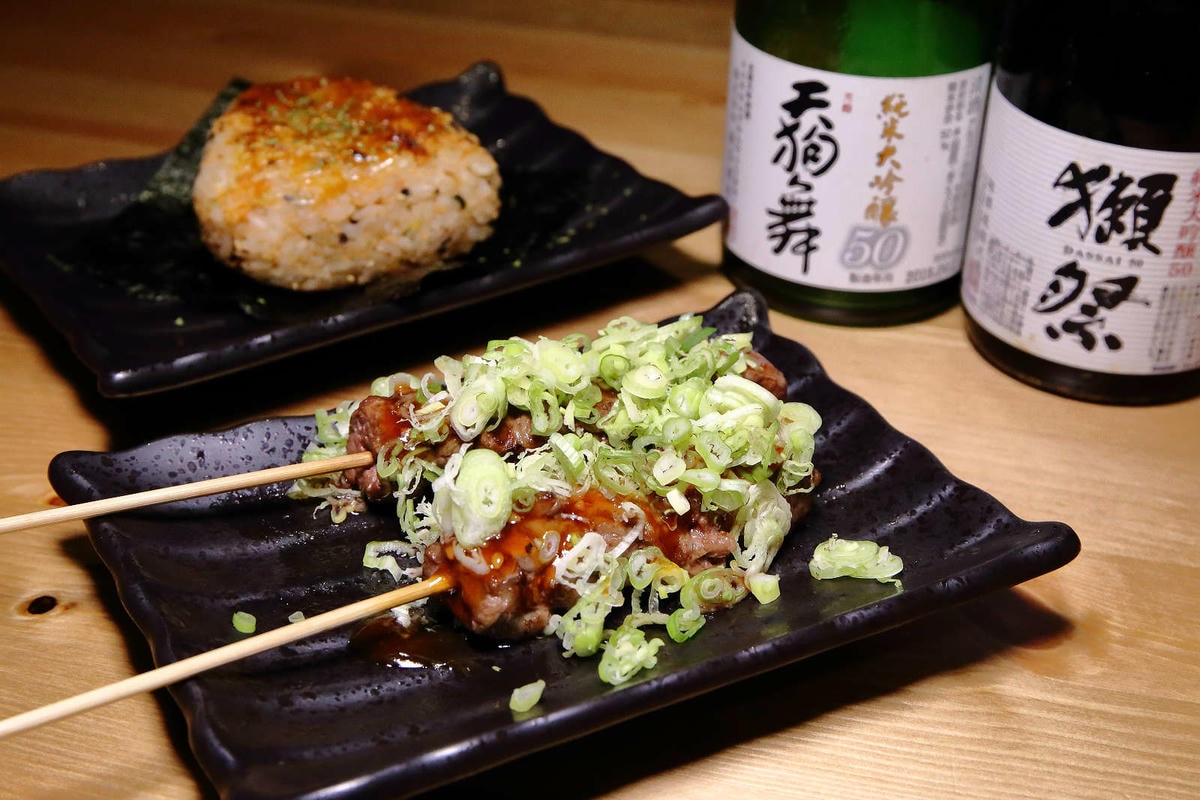 【食。基隆】螢火Hotarubi居酒屋〜基隆居酒屋推薦。濃濃日本風中享用美味串燒,餐點種類多元又好吃,在地人激推,CP值破表!