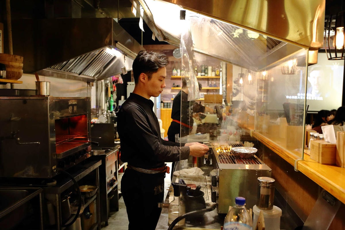 【食。基隆】螢火Hotarubi居酒屋〜基隆居酒屋推薦。濃濃日本風中享用美味串燒,餐點種類多元又好吃,在地人激推,CP值破表!