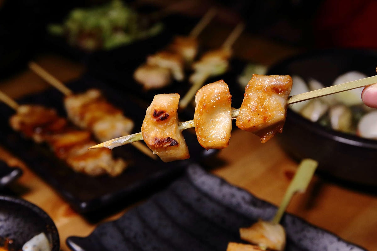 【食。基隆】螢火Hotarubi居酒屋〜基隆居酒屋推薦。濃濃日本風中享用美味串燒,餐點種類多元又好吃,在地人激推,CP值破表!