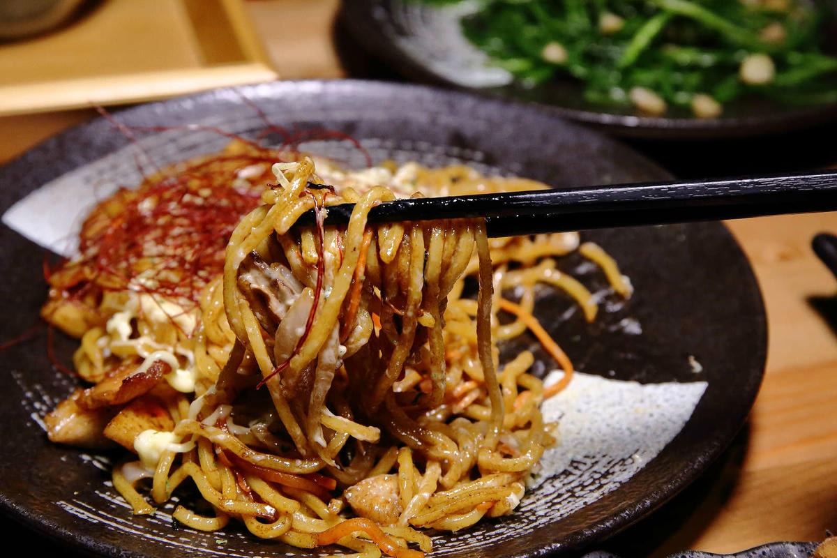 【食。基隆】螢火Hotarubi居酒屋〜基隆居酒屋推薦。濃濃日本風中享用美味串燒,餐點種類多元又好吃,在地人激推,CP值破表!
