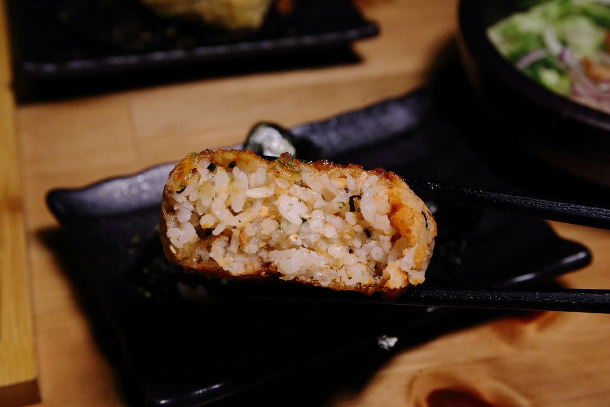 【食。基隆】螢火Hotarubi居酒屋〜基隆居酒屋推薦。濃濃日本風中享用美味串燒,餐點種類多元又好吃,在地人激推,CP值破表!