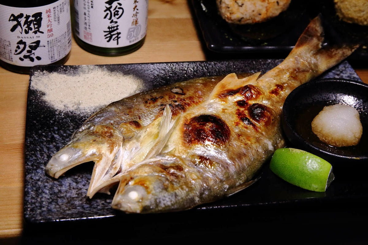 【食。基隆】螢火Hotarubi居酒屋〜基隆居酒屋推薦。濃濃日本風中享用美味串燒,餐點種類多元又好吃,在地人激推,CP值破表!